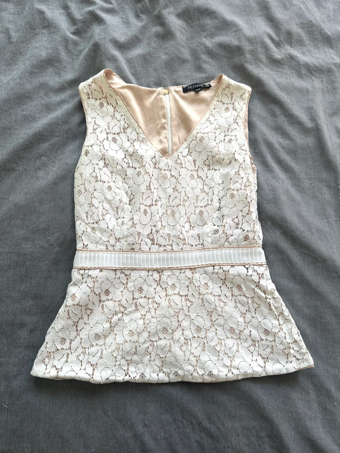 Cream & beige Lace peplum Top - Size XS 🧡 thumbnail