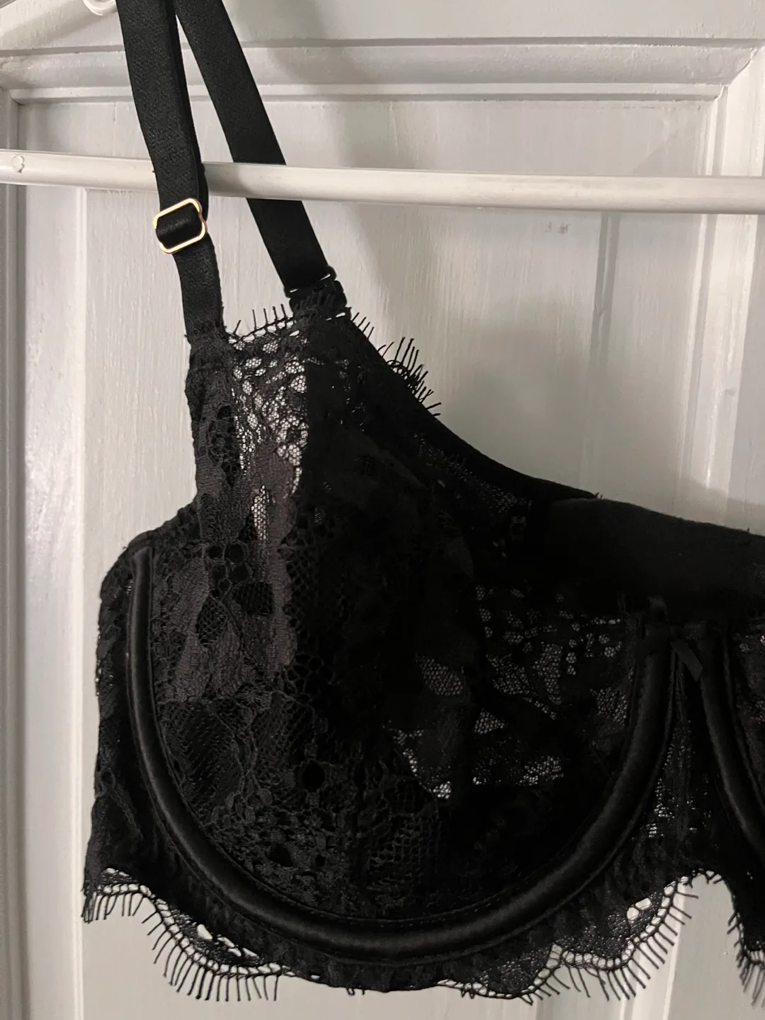 Victoria's Secret Black Lace Bra - Size 36C image indicator(3)