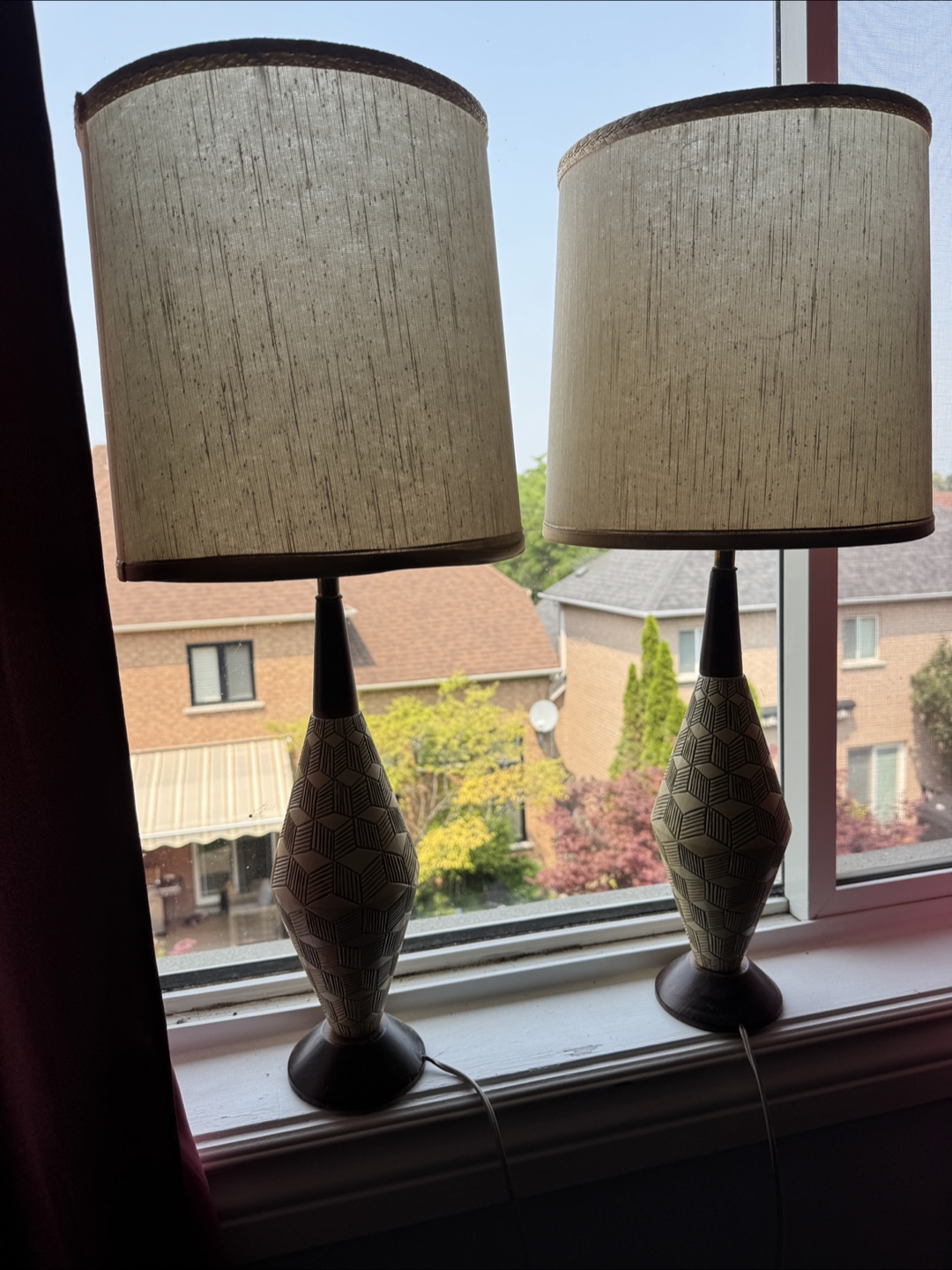 Pair of Vintage Lamps with Geometric Pattern 🧡