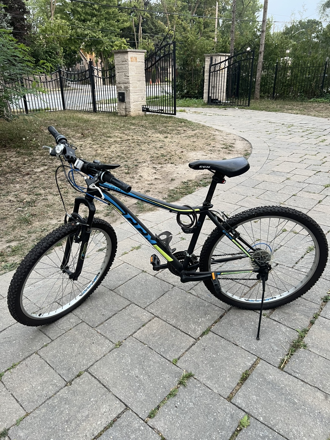CCM Hardline 27.5 Mountain Bike