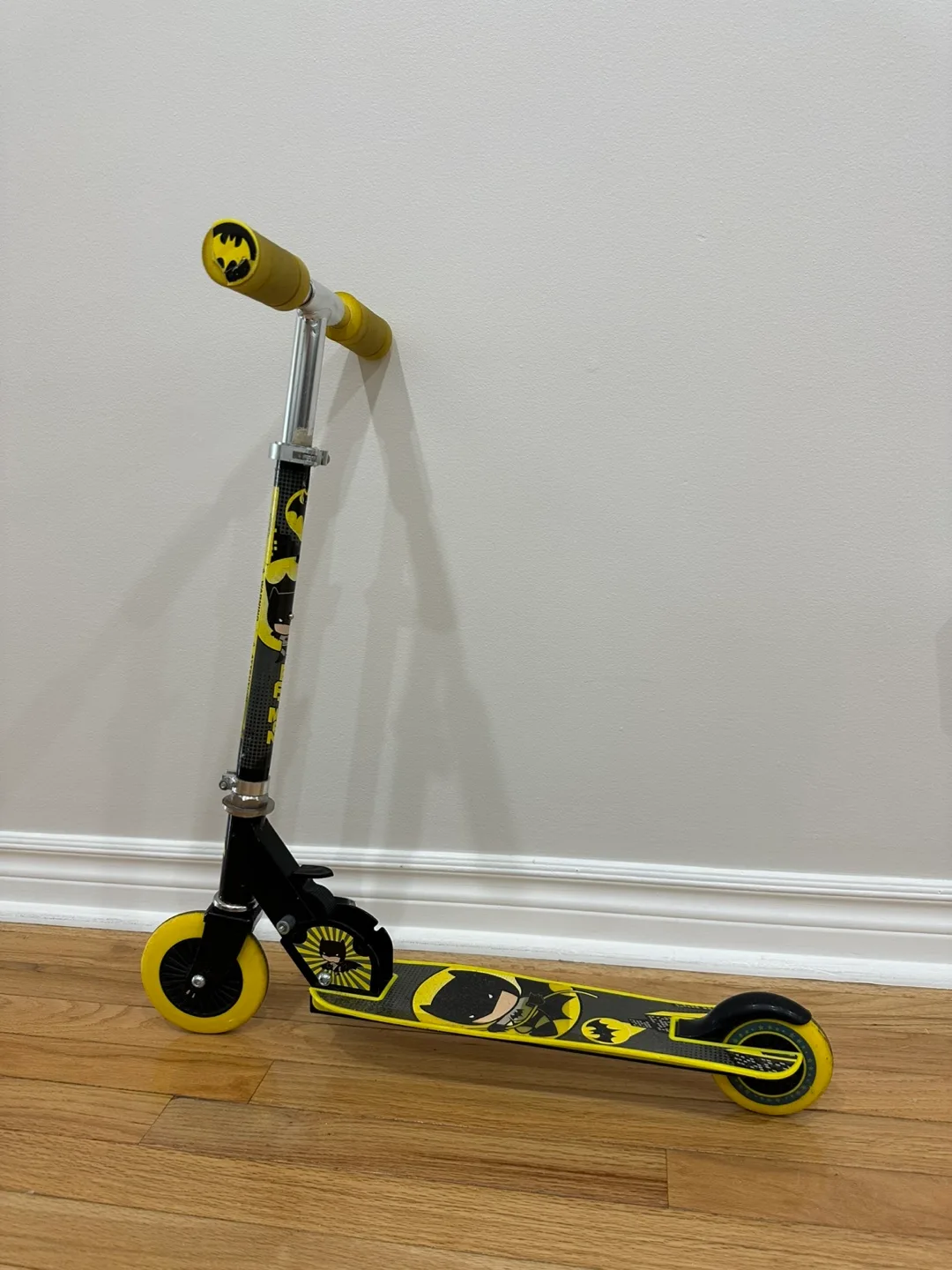 Batman Folding Kick Scooter - Yellow/Black 🧡 image indicator(2)