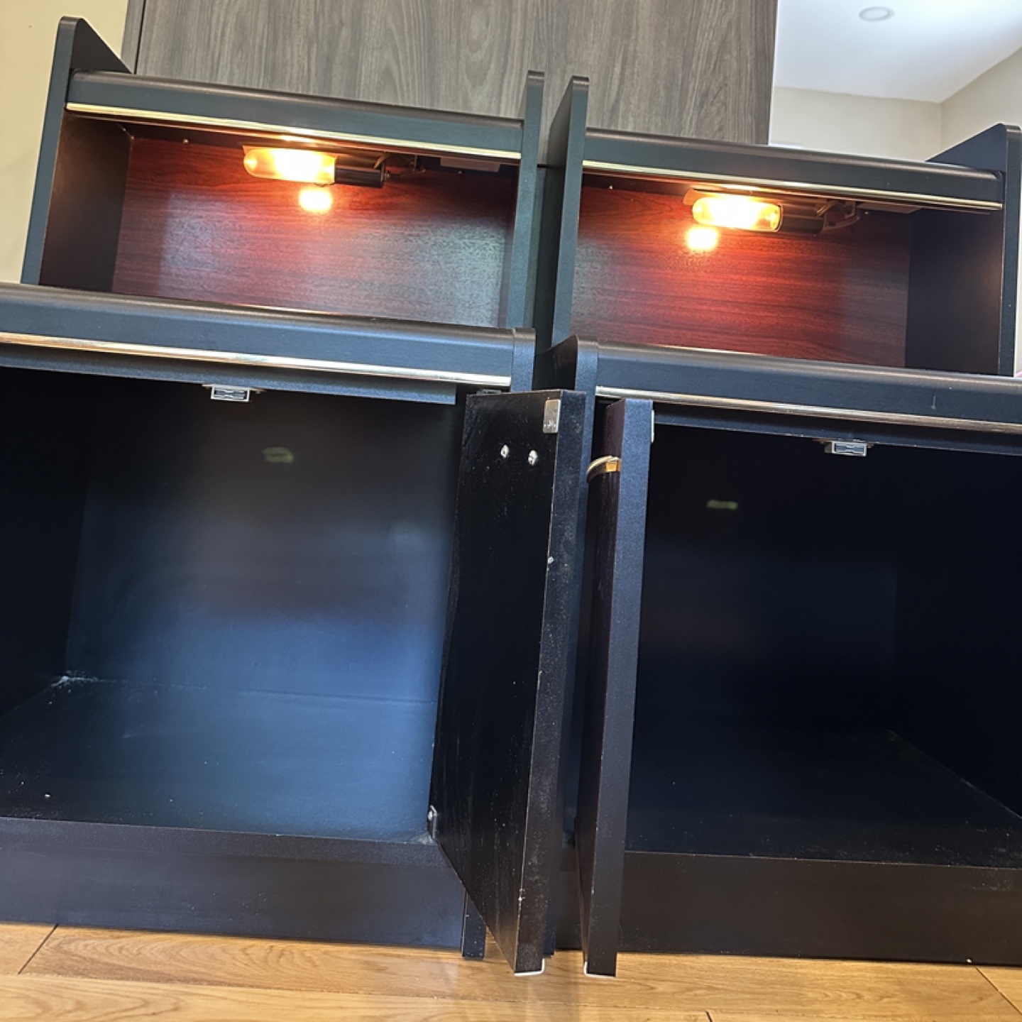 Unique Pair of Palliser Illuminated Nighstands(CAN DELIVER) - photo 5