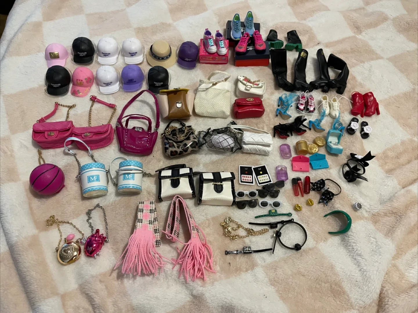Mini Brands Fashion Lot-71pc thumbnail