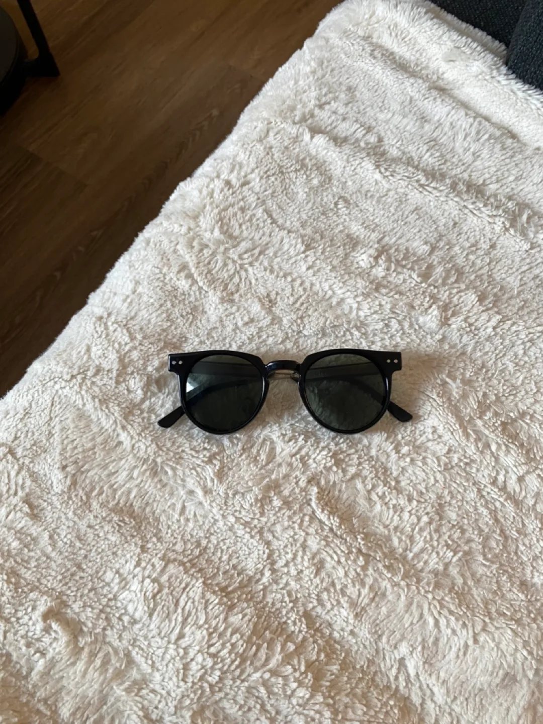 Sunglasses with Case and cleaning cloth thumbnail