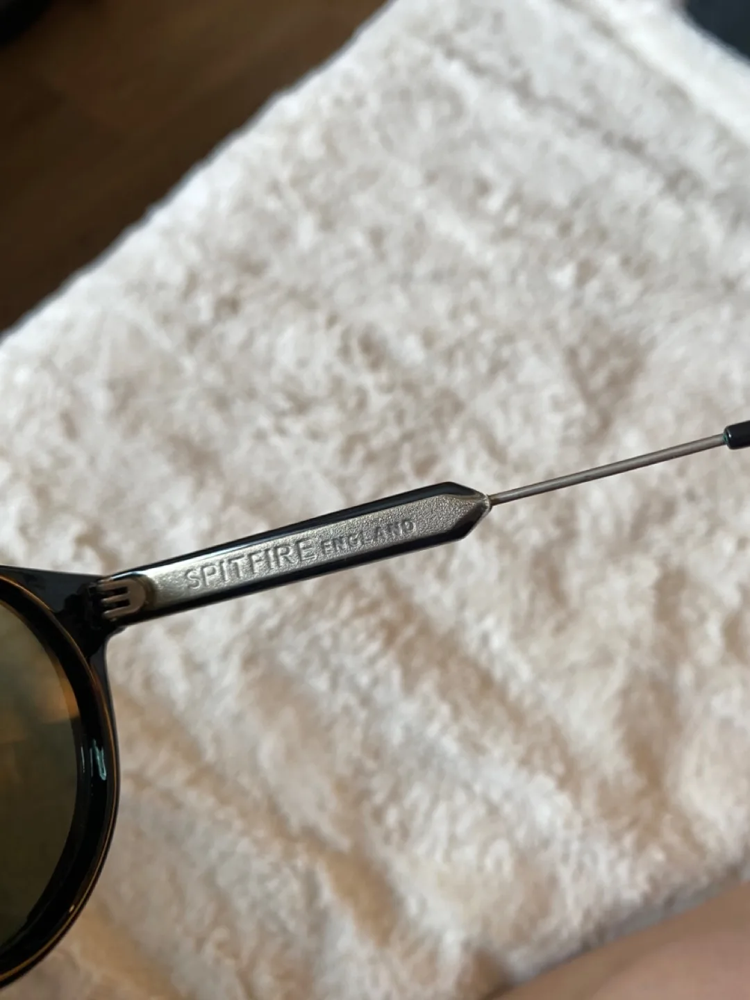 Sunglasses with Case and cleaning cloth image indicator(4)