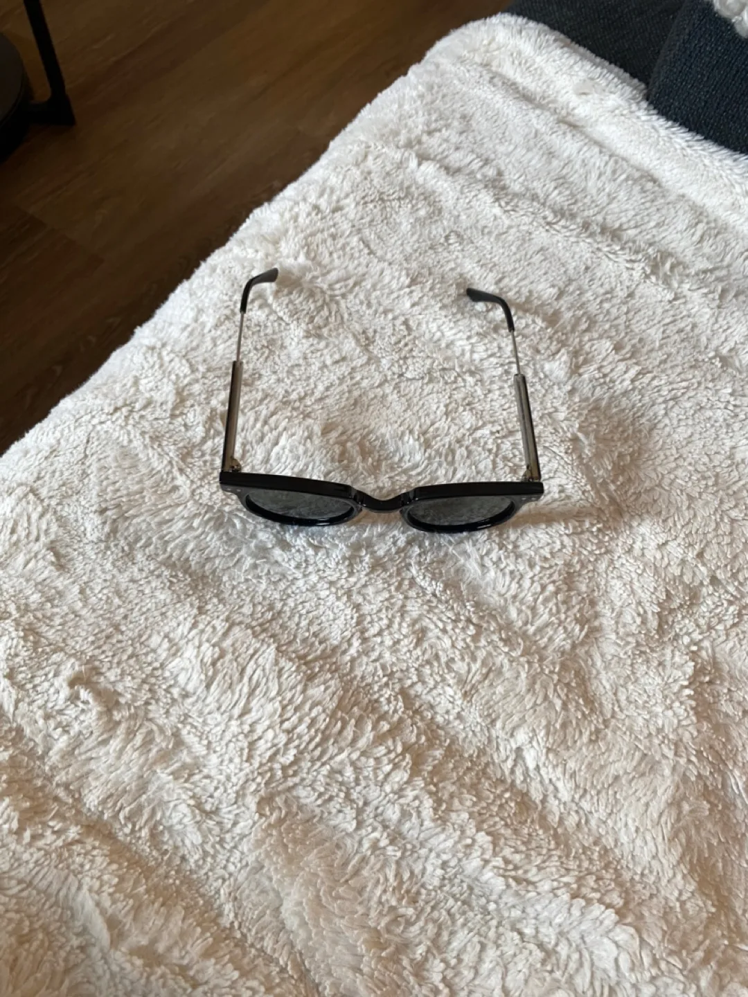 Sunglasses with Case and cleaning cloth image indicator(3)