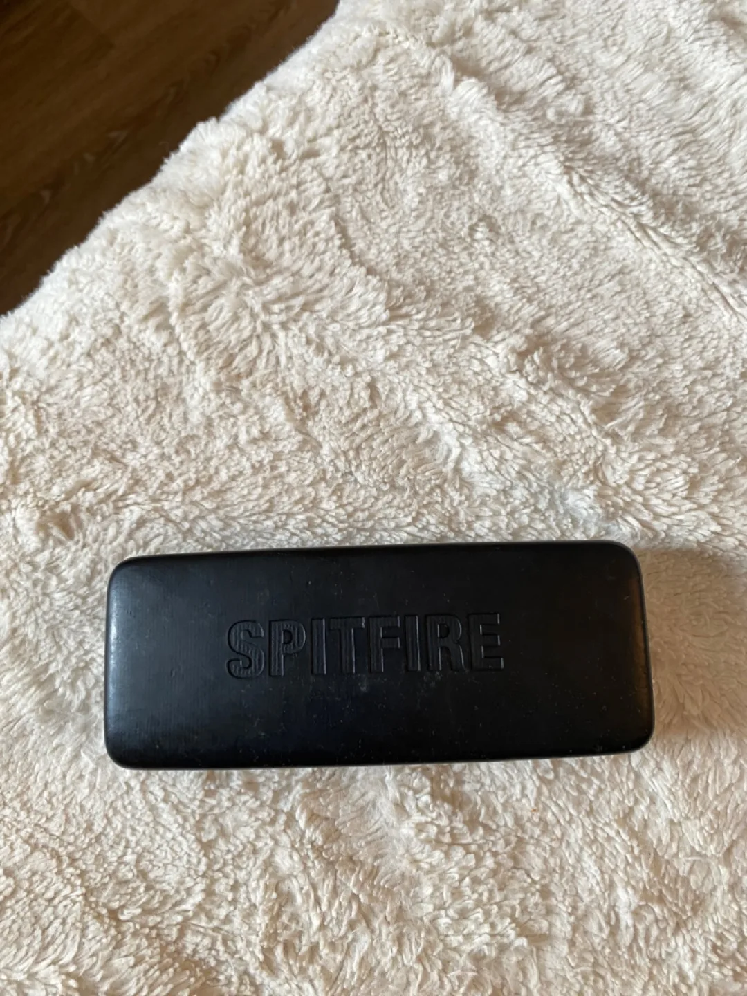 Sunglasses with Case and cleaning cloth image indicator(5)