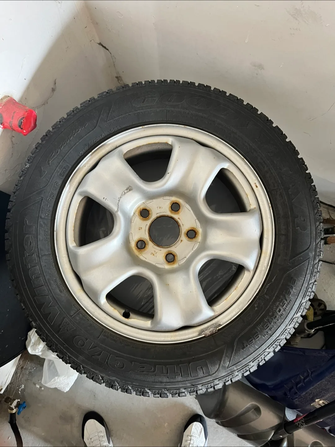 Goodyear Ultra Grip Winter Tire 215/60R16 95T thumbnail