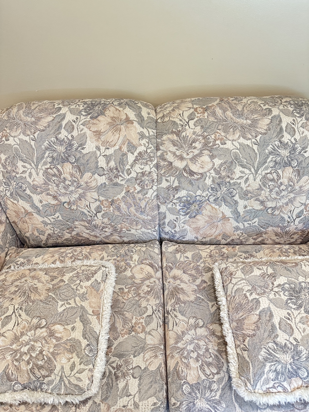 Beautiful Classic Comfy Love seat (CAN DELIVER) - photo 2