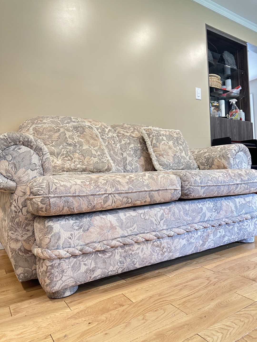 Beautiful Classic Comfy Love seat (CAN DELIVER) - photo 3
