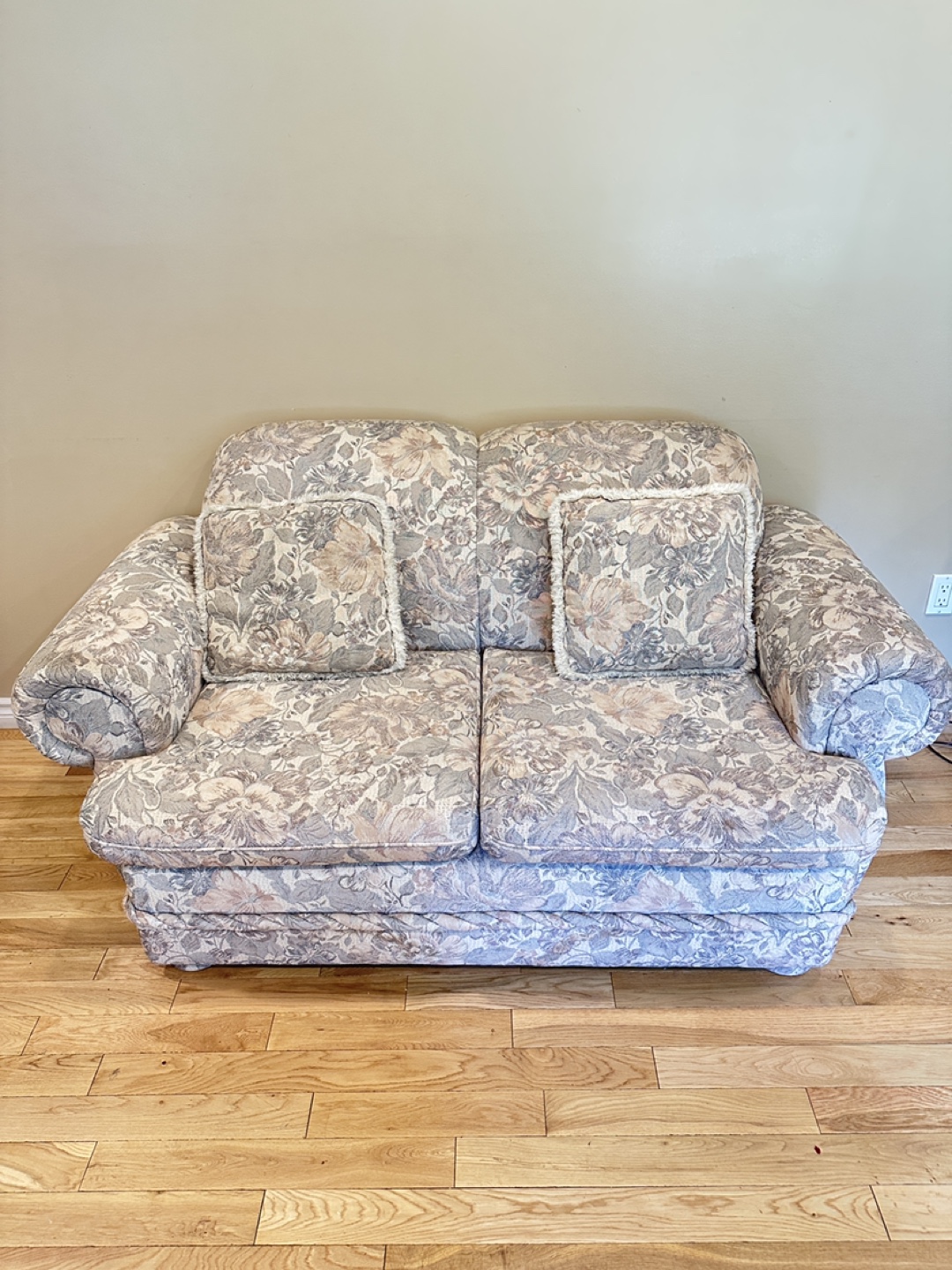 Beautiful Classic Comfy Love seat (CAN DELIVER)