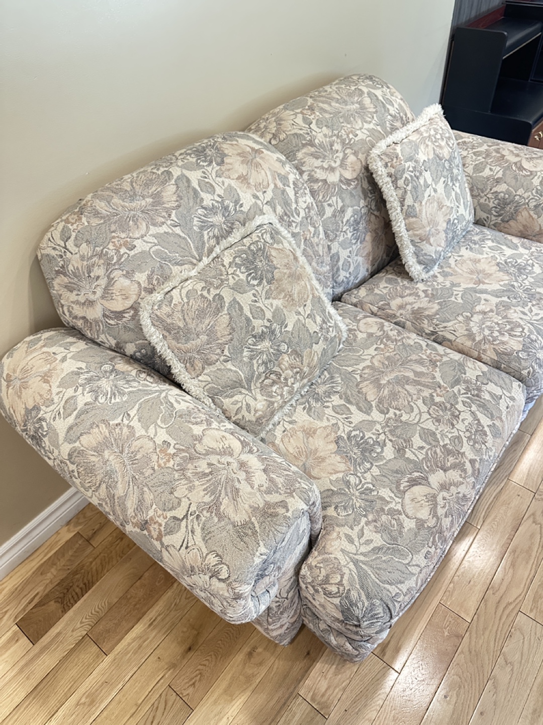 Beautiful Classic Comfy Love seat (CAN DELIVER) - photo 4