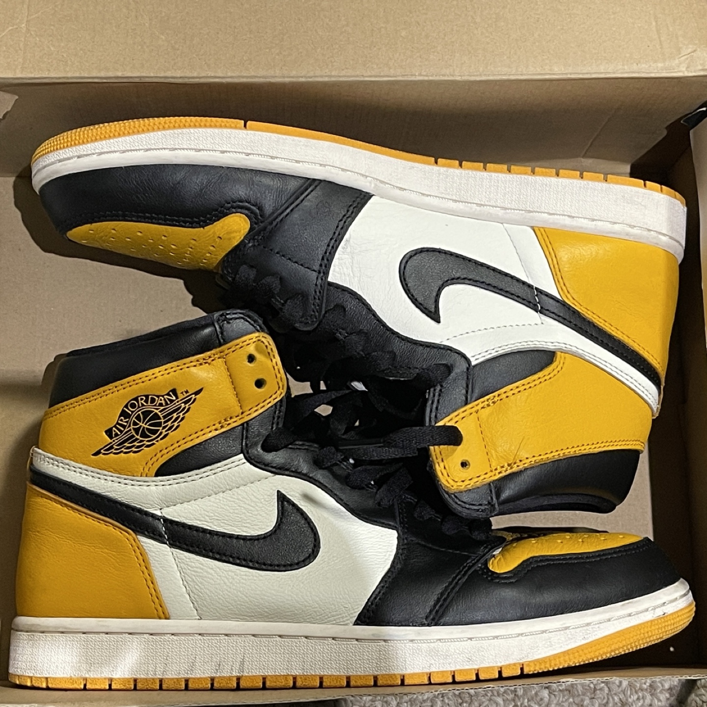 Air Jordan 1 Retro High Taxi Yellow
