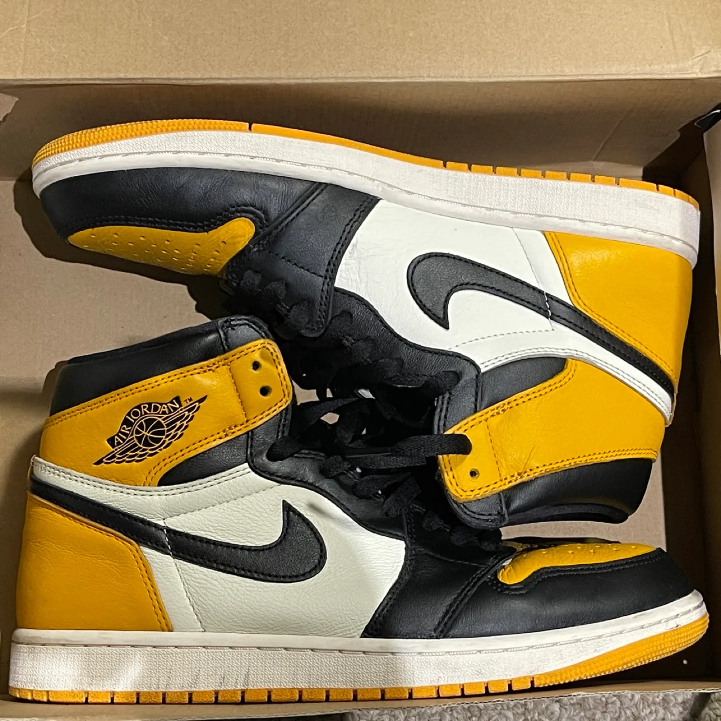 Air Jordan 1 Retro High Taxi Yellow thumbnail