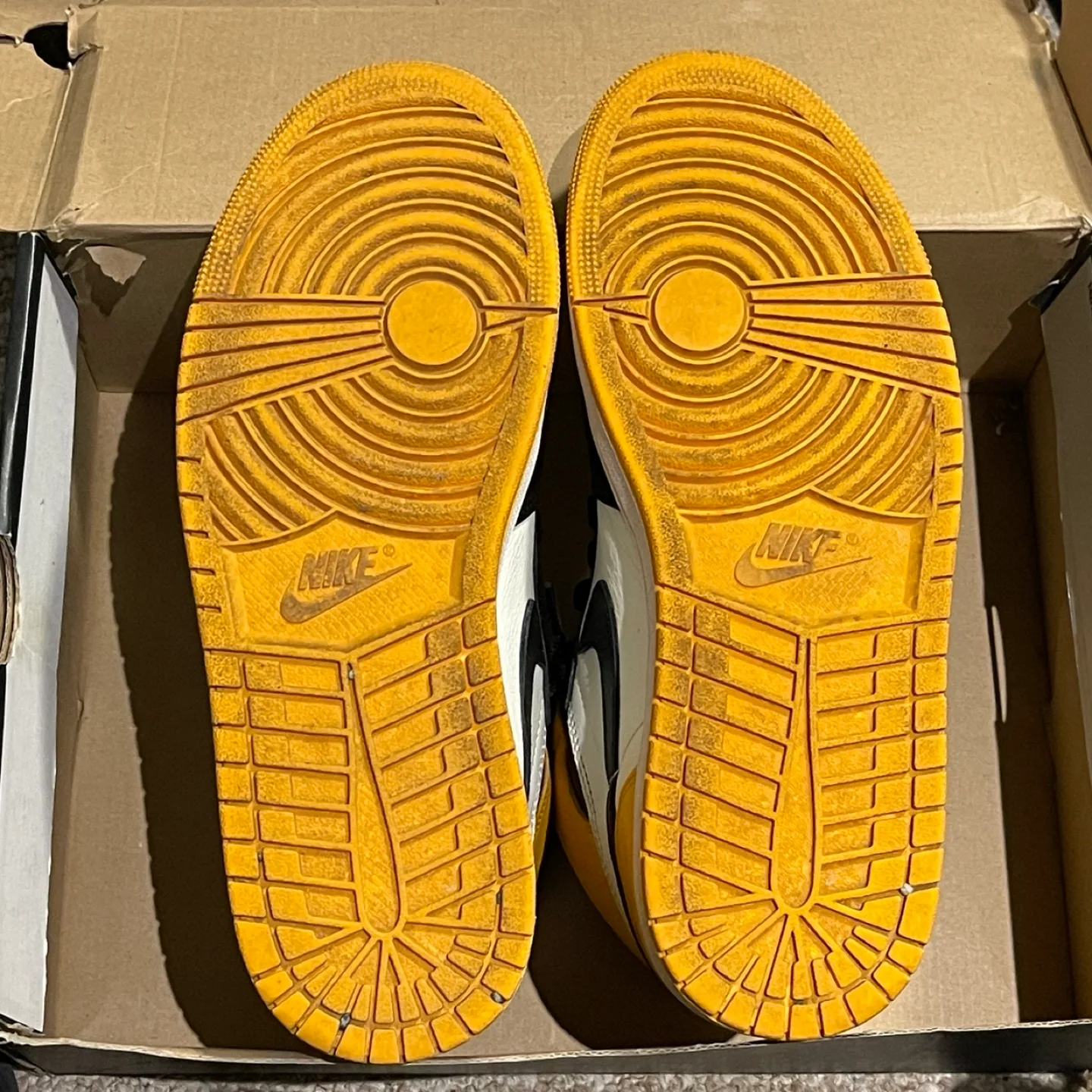 Air Jordan 1 Retro High Taxi Yellow image indicator(5)