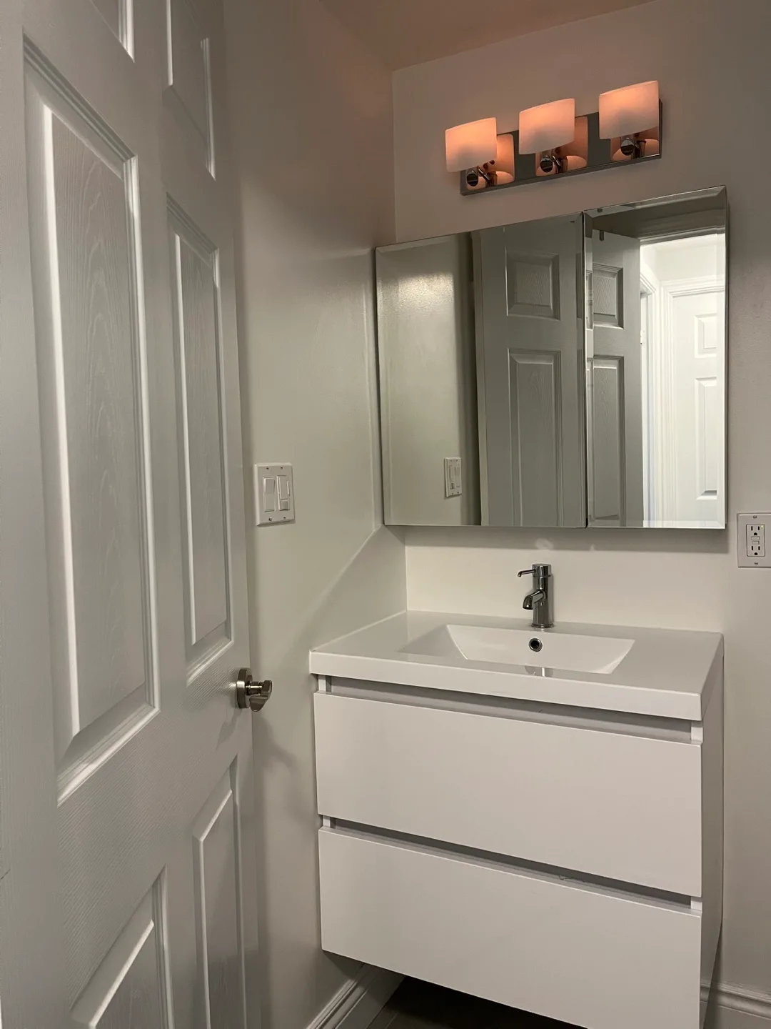 White Bathroom Vanity with Sink image indicator(3)