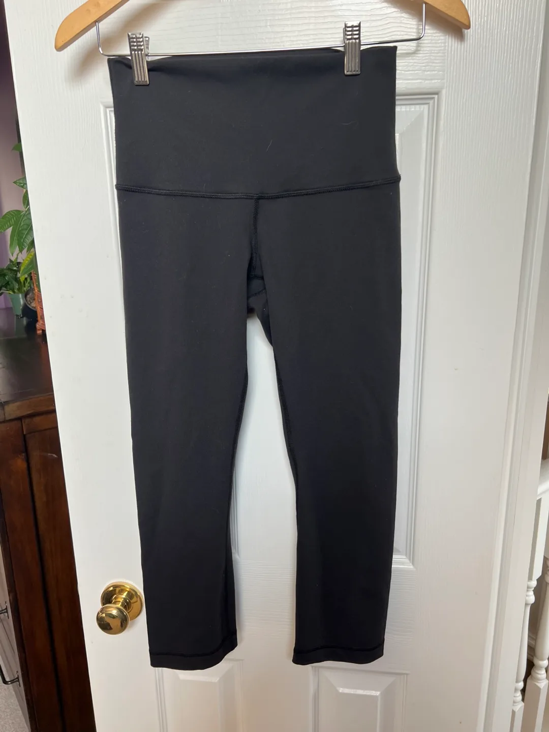Lululemon Black Crop Leggings size 6 thumbnail
