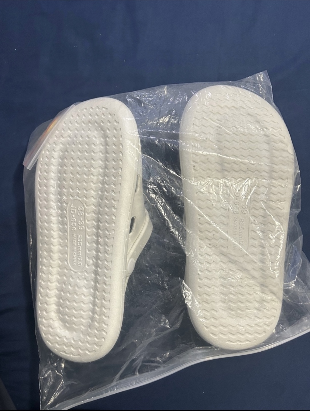 White Crocs - Size 38-39 (Women's 7-8) 🧡 - photo 2