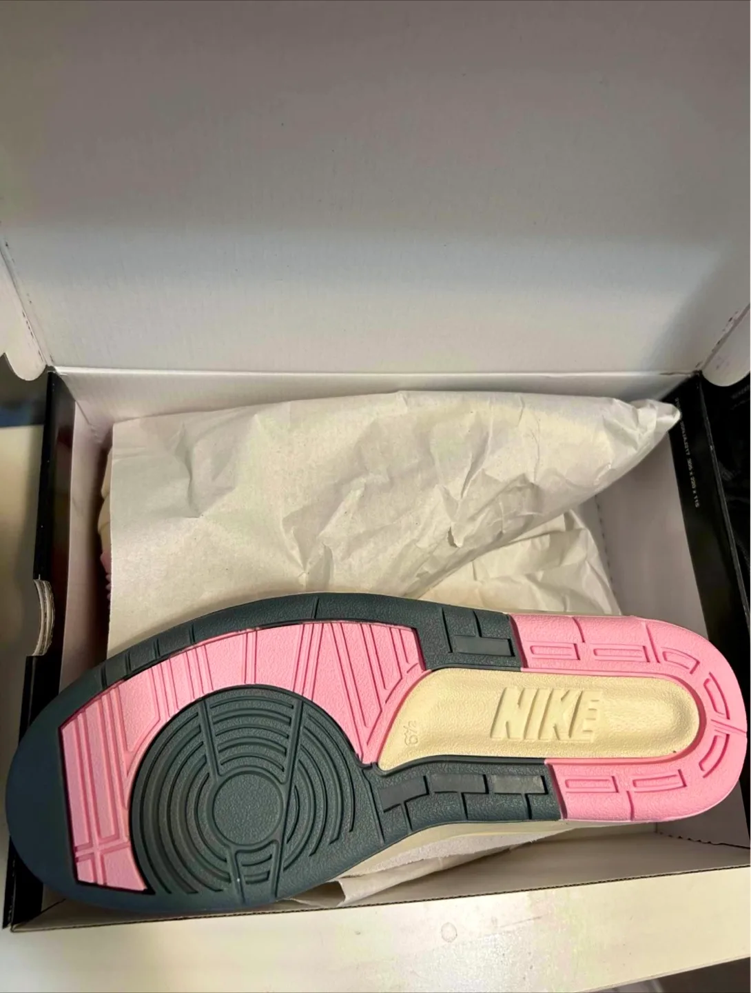 Air Jordan 2 Retro Women's Size 8 image indicator(3)