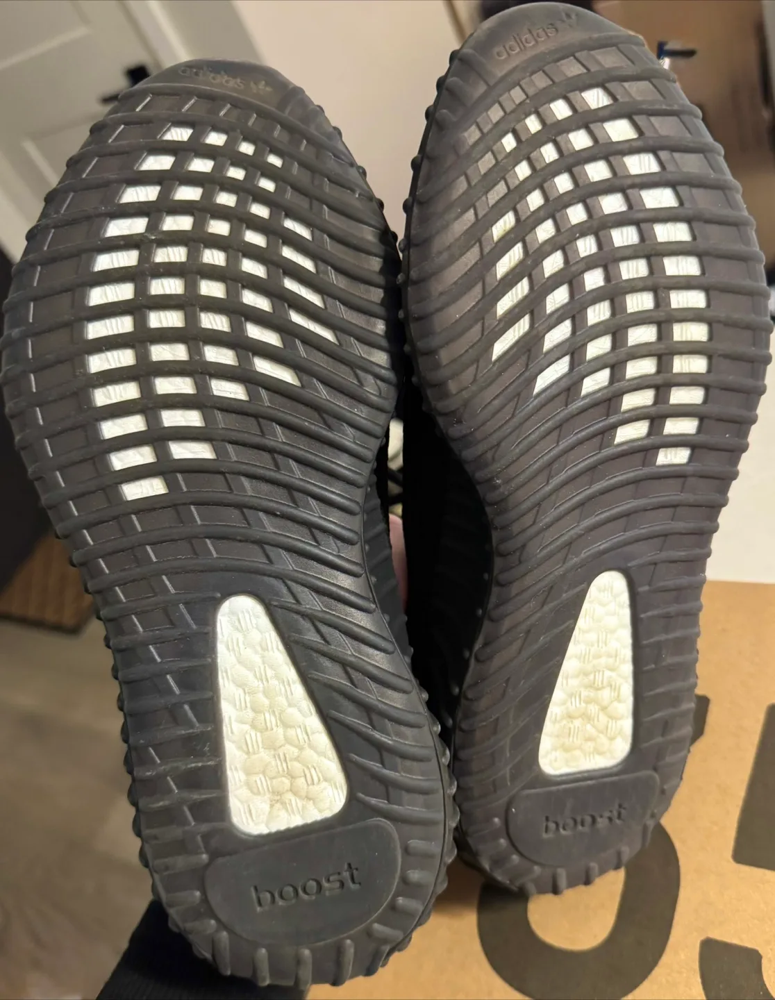 Adidas Yeezy Boost 350 V2 - Black & Red - Youth: 6.5 image indicator(5)