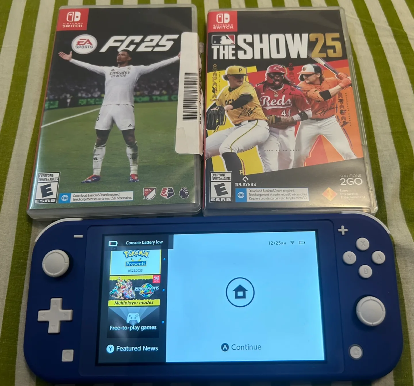 Nintendo Switch Lite Blue + FC25 & The Show 25 Games image indicator(4)