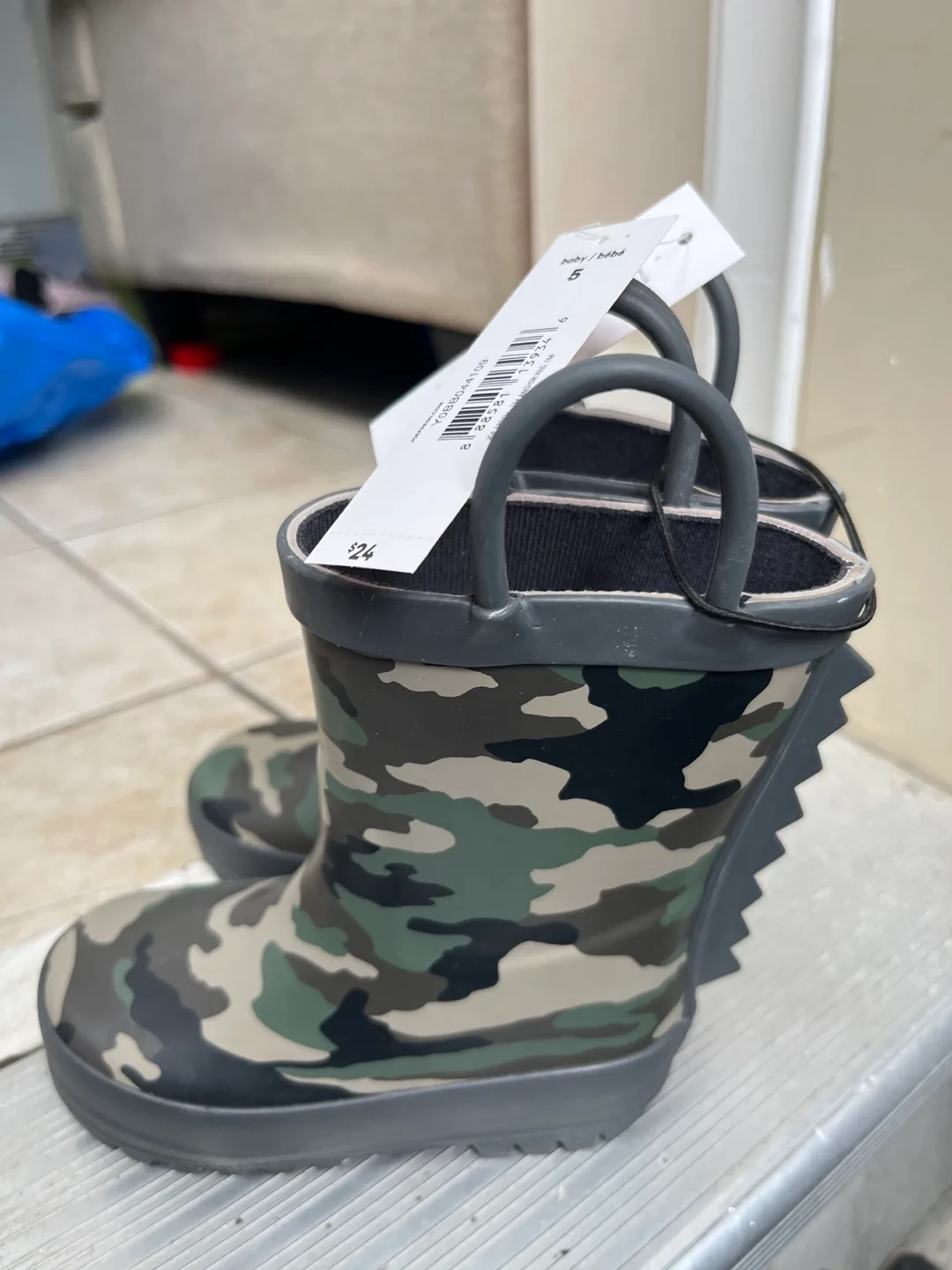 New Joe Fresh Camo Rain Boots - Size 5 image indicator(2)