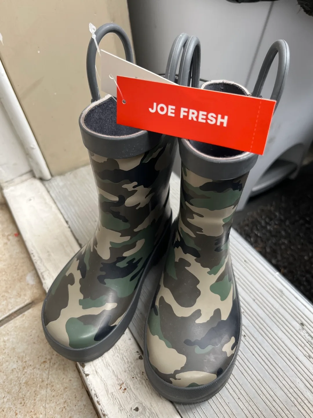 New Joe Fresh Camo Rain Boots - Size 5 image indicator(3)