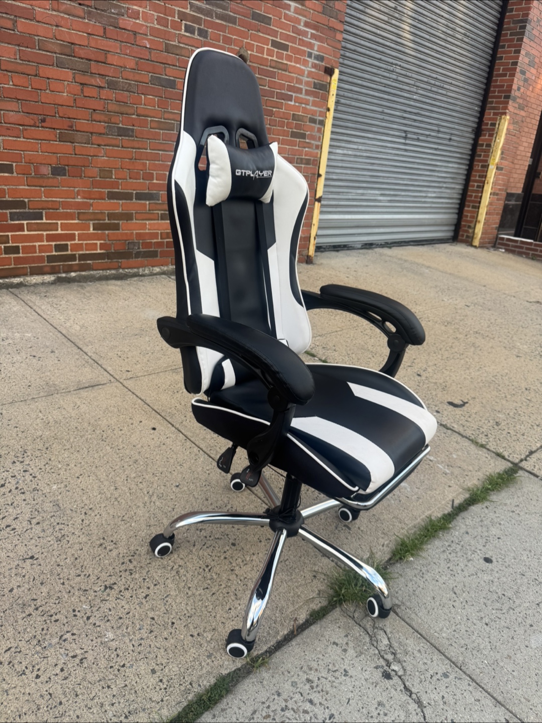 GTPlayer Gaming Chair - Black & White