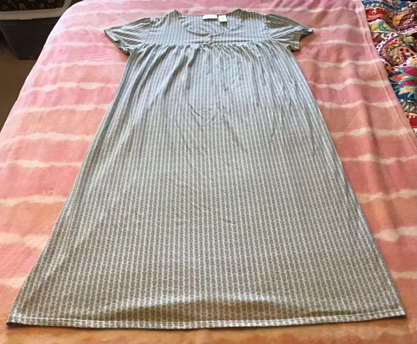 🤩 Vanity Fair Nightgown - Size Medium thumbnail