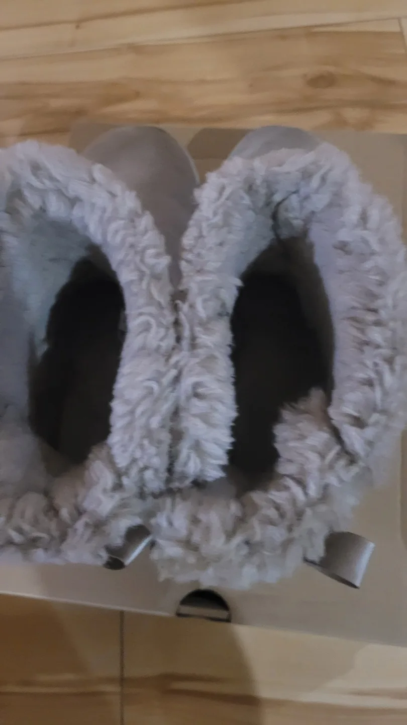 UGG Boots - Size 6 image indicator(4)