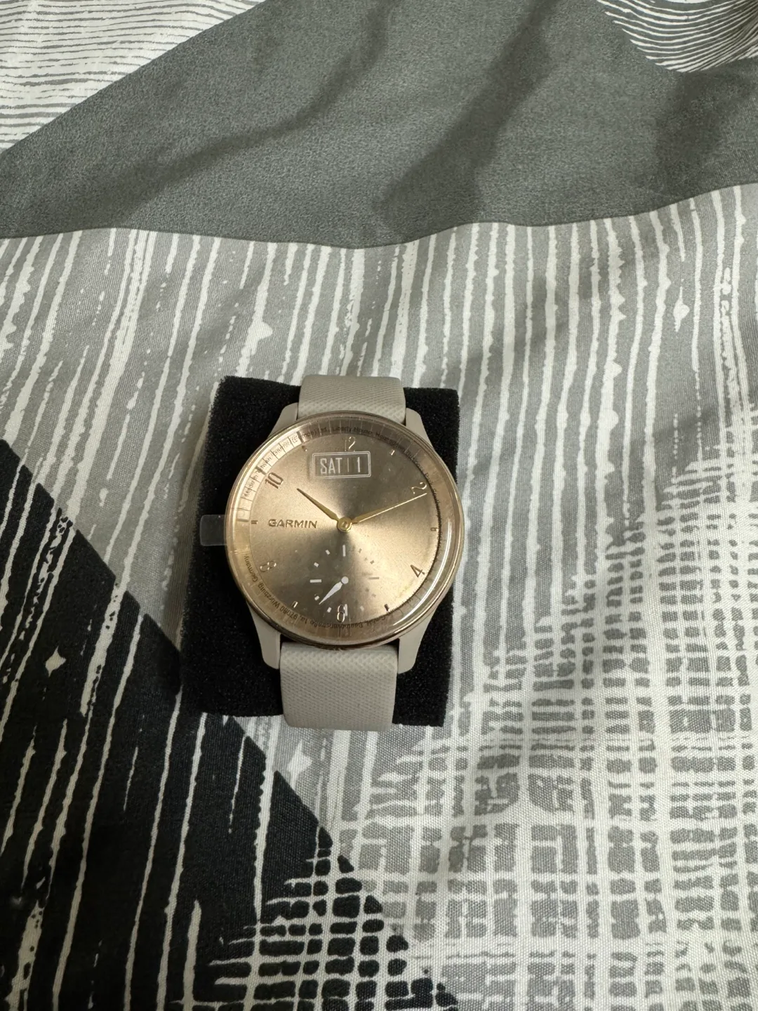 Garmin Vívomove Trend Cream Gold Smartwatch thumbnail