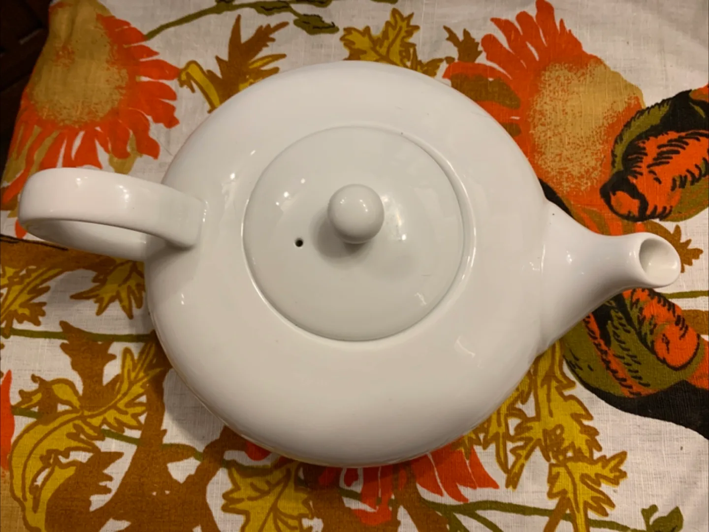 White Ceramic Teapot with Infuser image indicator(2)