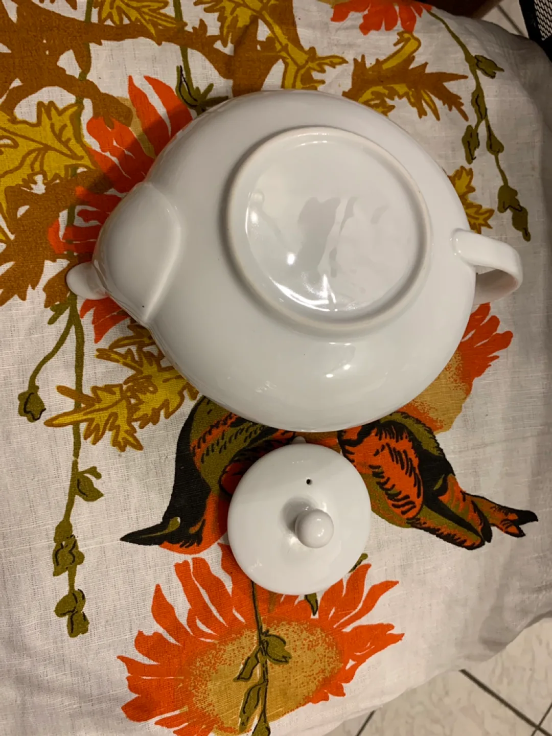 White Ceramic Teapot with Infuser image indicator(3)