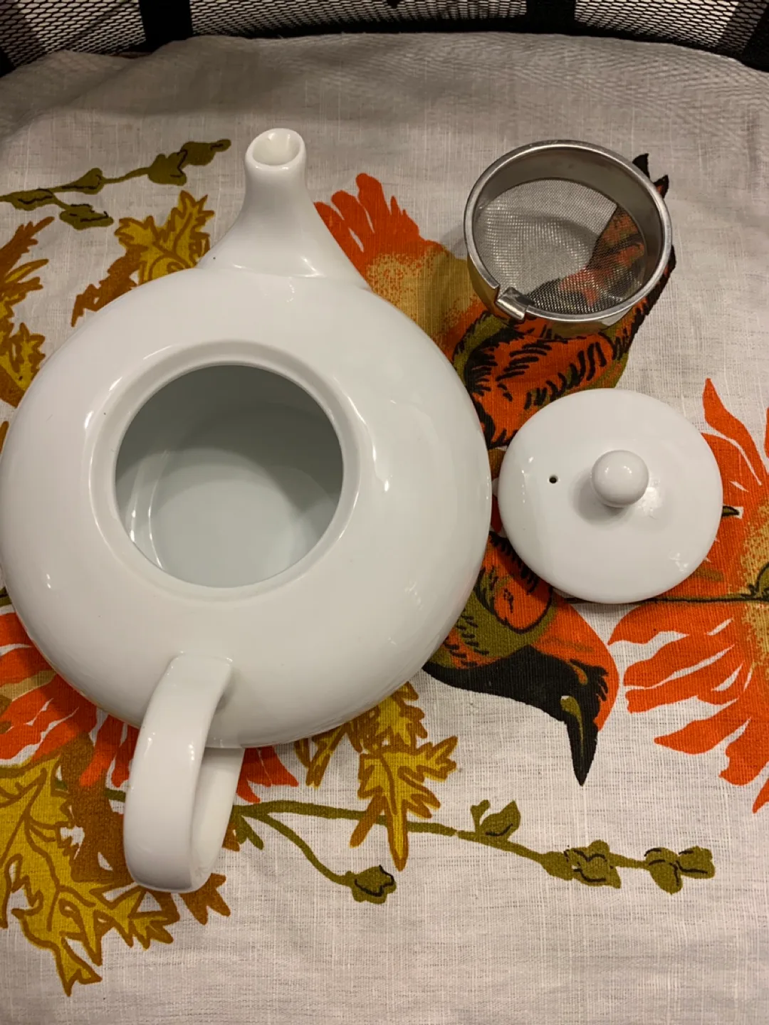 White Ceramic Teapot with Infuser image indicator(4)