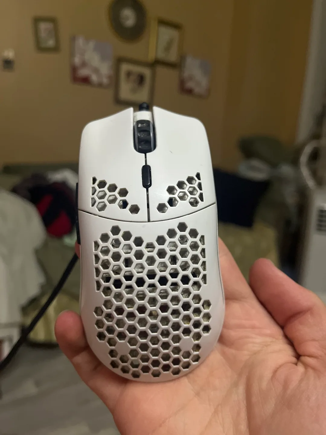 Glorious Model O Gaming Mouse - White image indicator(2)