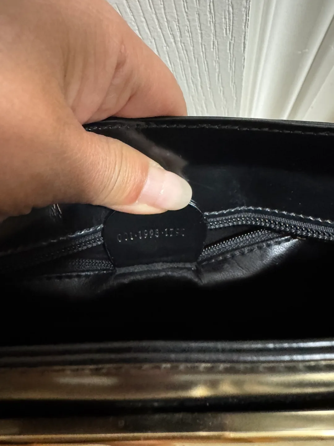 Vintage Authentic Gucci Black Patent Leather Shoulder Bag image indicator(5)