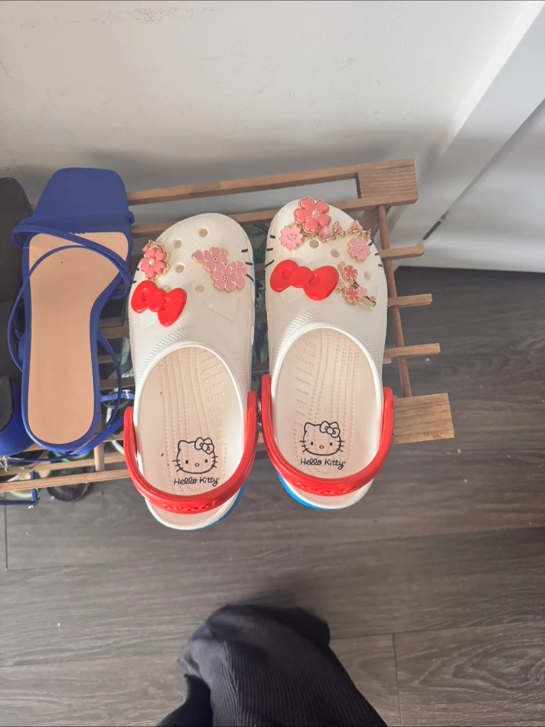 Hello Kitty Crocs with Gibbits thumbnail