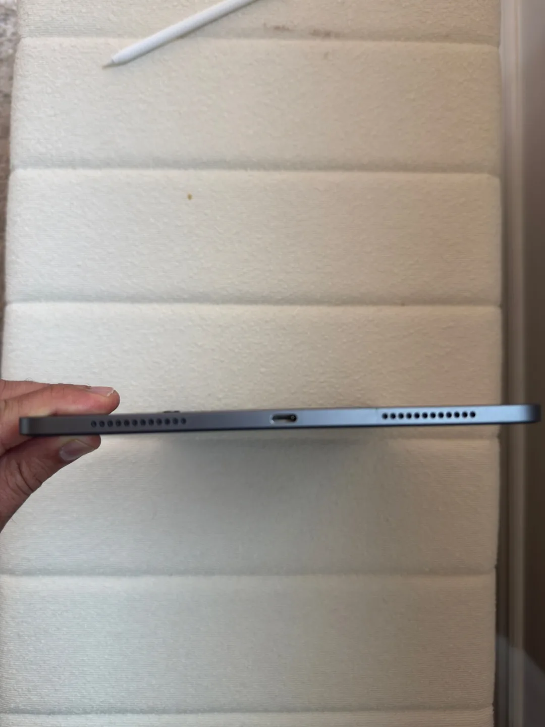 Apple iPad Air Gen 4 - 64 GB with Bluetooth keyboard image indicator(6)