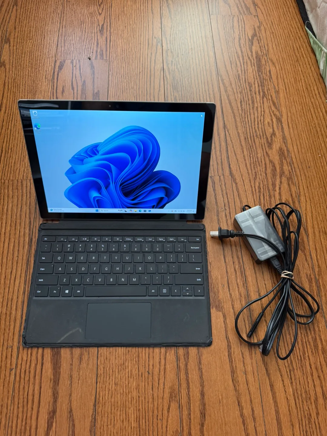 Microsoft Surface Pro 4/8GB RAM/256GB SSD/Fully Functional thumbnail
