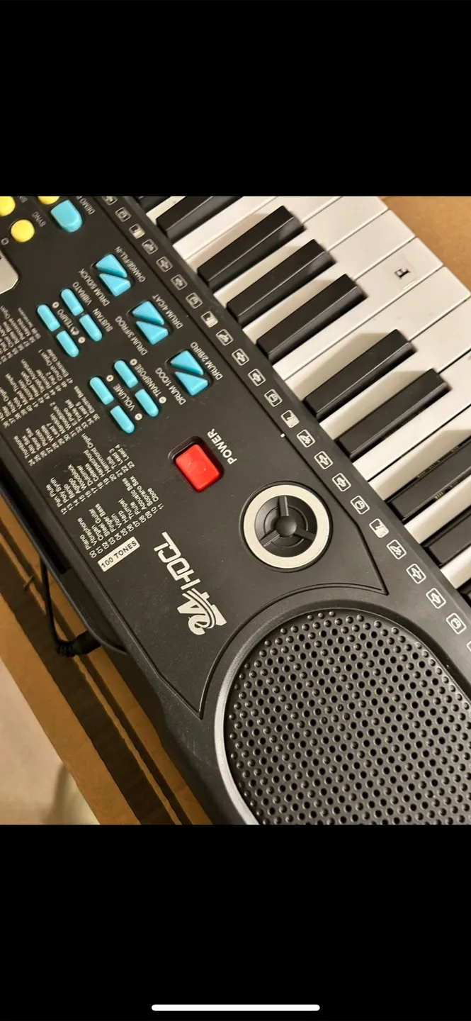 24 HDCL Keyboard Piano - Like New! image indicator(3)