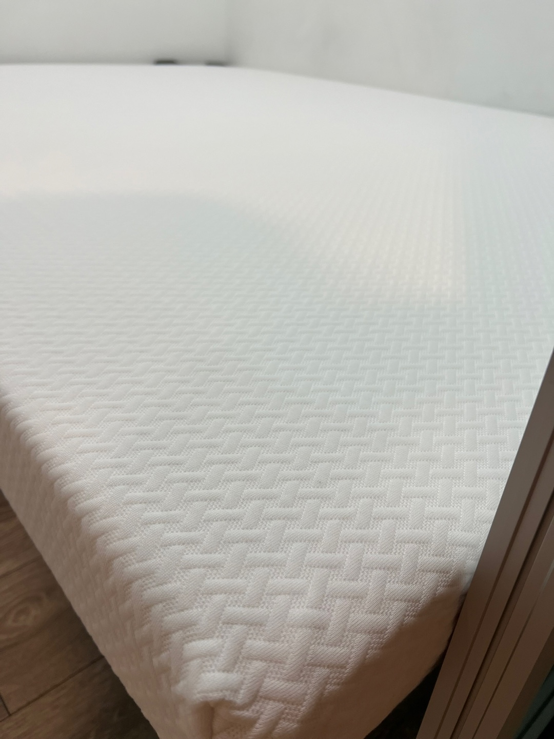 Queen Size Mattress, 6 Inch Bamboo Memory Foam Mattress, White - photo 2