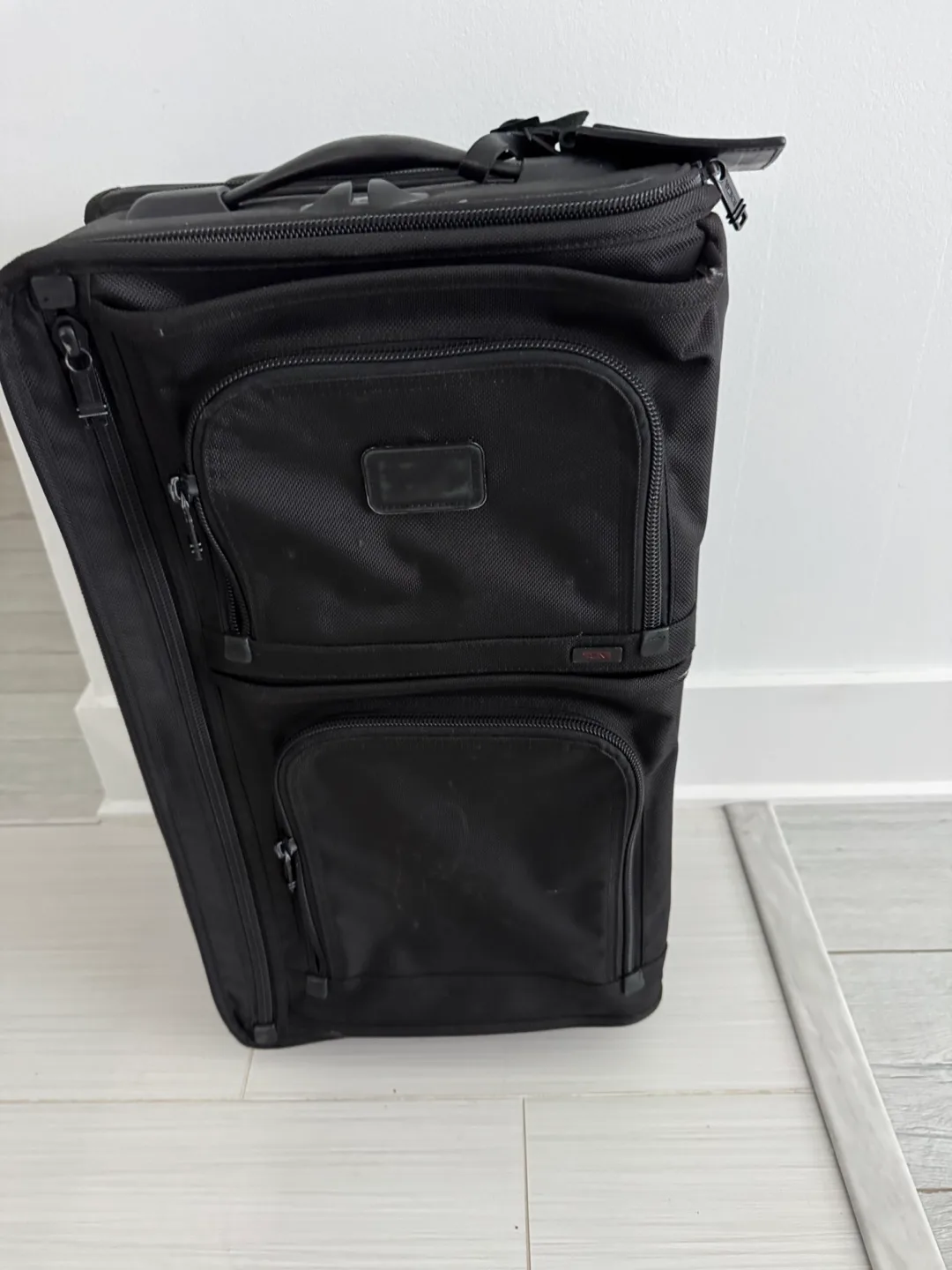 Tumi carryon luggage image indicator(2)