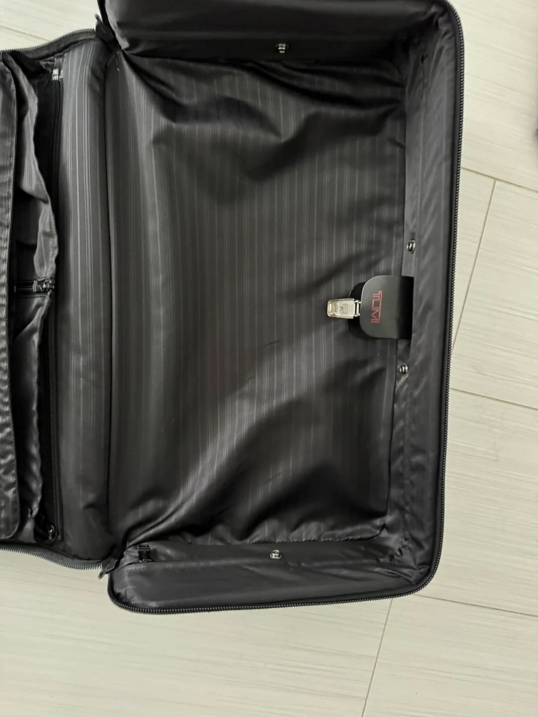 Tumi carryon luggage image indicator(3)