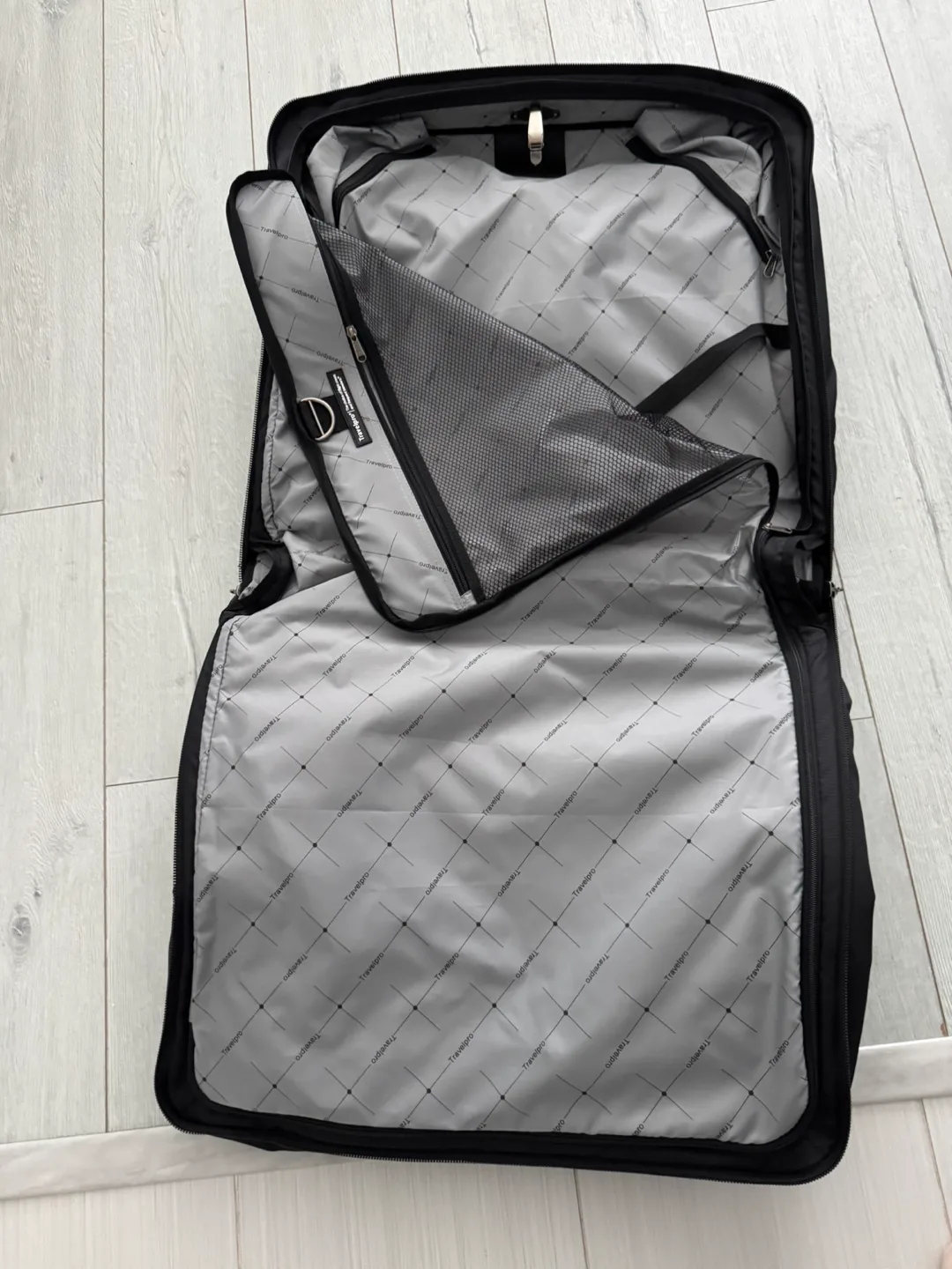 NWT Travel pro Garment bag luggage image indicator(2)