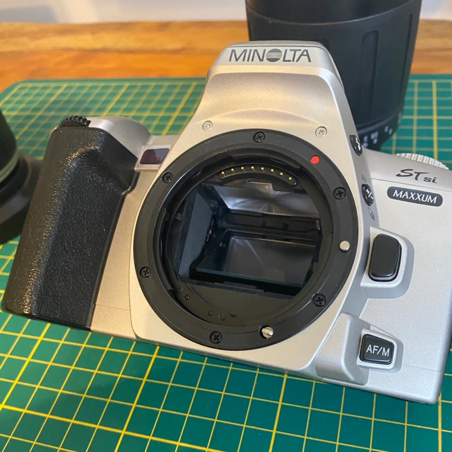 35mm Film SLR + 2 Lenses Kit (Minolta STsi) image indicator(4)