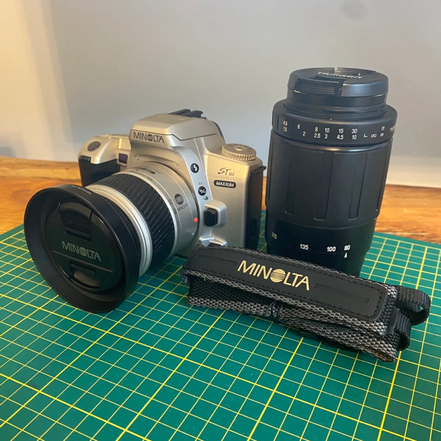 35mm Film SLR + 2 Lenses Kit (Minolta STsi) image indicator(9)