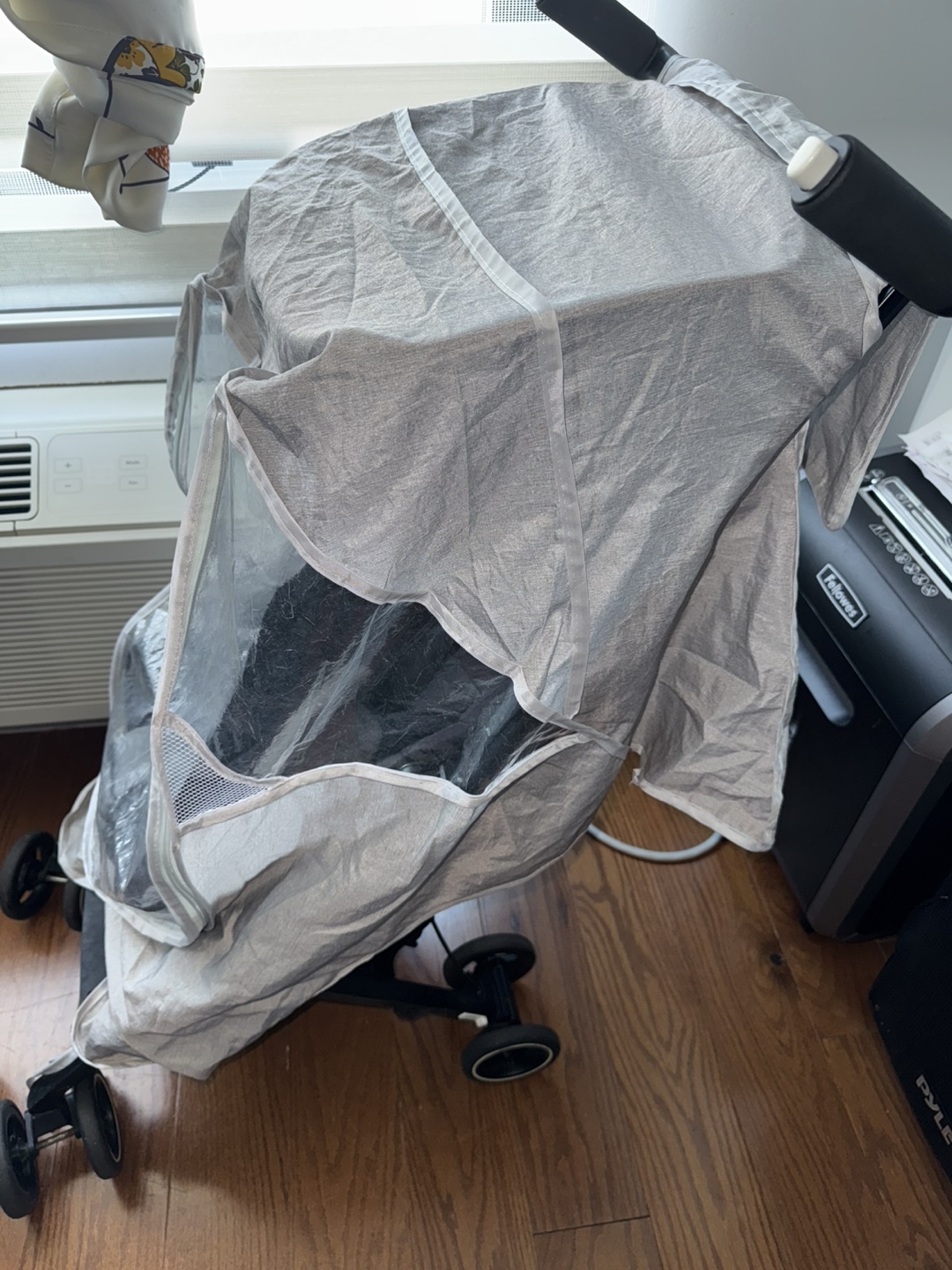 gb Pockit Stroller with Rain Cover