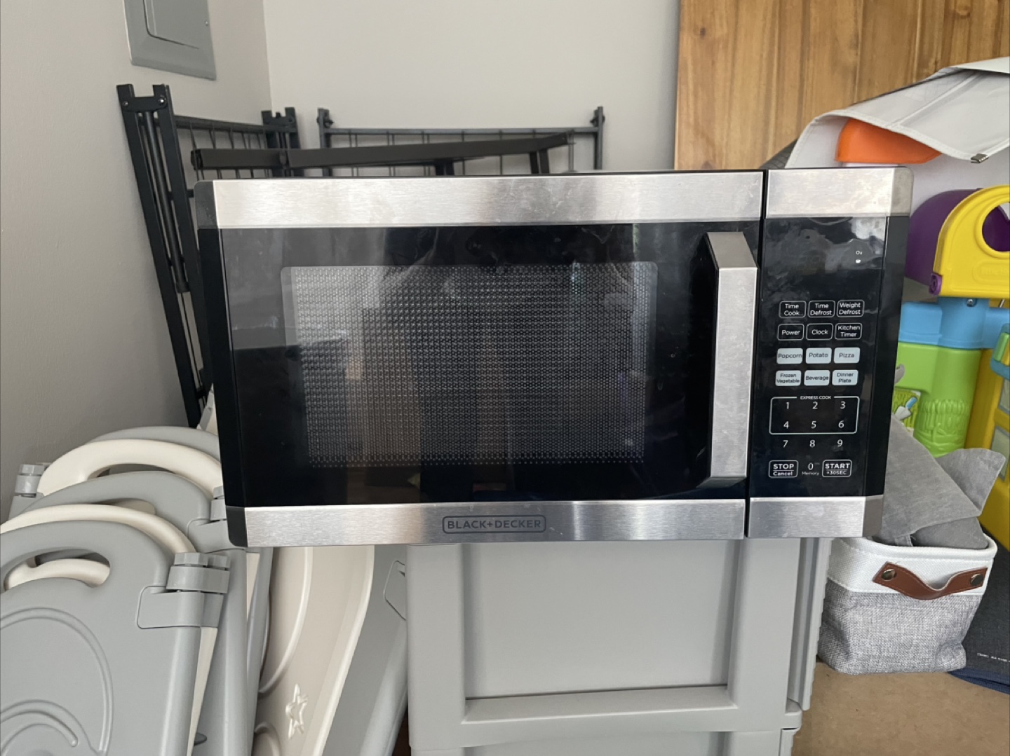 Black + Decker 0.7 cu ft Stainless Steel Microwave - photo 2