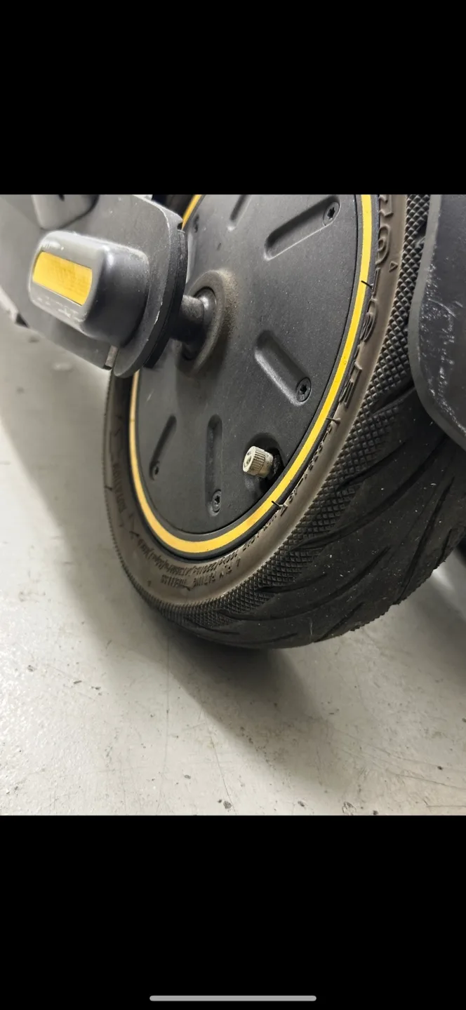 Segway Ninebot MAX Electric Scooter image indicator(2)