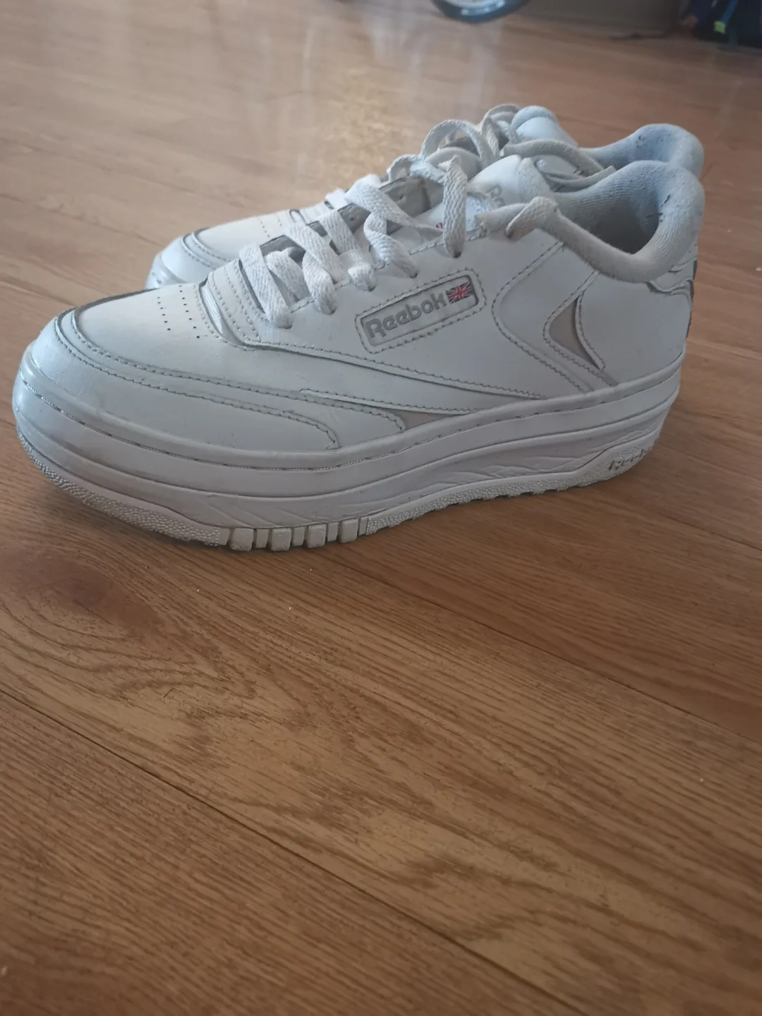 Reebok White Sneakers - Size 8 thumbnail